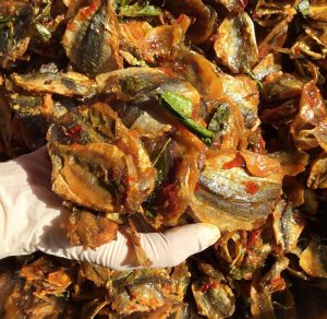 CÁ CHỈ VÀNG SỐT LÁ CHANH 300gr