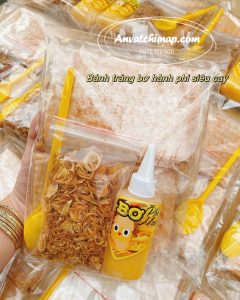 Bánh tráng bơ hành phi cay  – miếng vuông